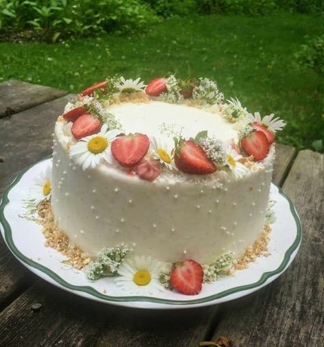 Birthday Cakes Cottage Core, Wedding Cakes Cottagecore, Cute Fruit Cakes Aesthetic, Cute Birthday Cakes Strawberry, Strawberry Mushroom Cake, Cottage Core Cake Aesthetic, Cottagecore Strawberry Cake, Aesthetic Cakes Strawberry, Aesthetic Frog Birthday Cake