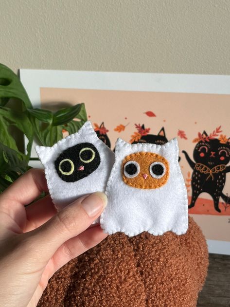 Cute Felt Halloween Cat Ghost Brooch - Etsy Creative Felt Crafts, Halloween Handmade Crafts, Halloween Cute Crafts, Felt Sheets Crafts, Halloween Plushies Diy, Best Friends Gifts Diy, Halloween And Fall Crafts, Halloween Felt Ornaments, Cat Themed Crafts