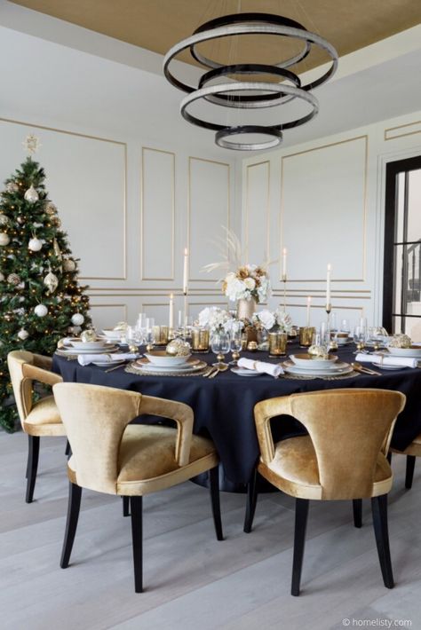 Une décoration chic pour votre table de Noël. #sapin #noel #table #deco #decoration #decorer #ronde #fauteuil #repas #assiette #bougie #lustre parquet #contemporain Christmas Dining Room Decor, Holiday Dining Room, Large Round Dining Table, Christmas Dining Room, Table Ronde, Festive Tables, Christmas Dining, Dining Room Inspiration, Table Plans