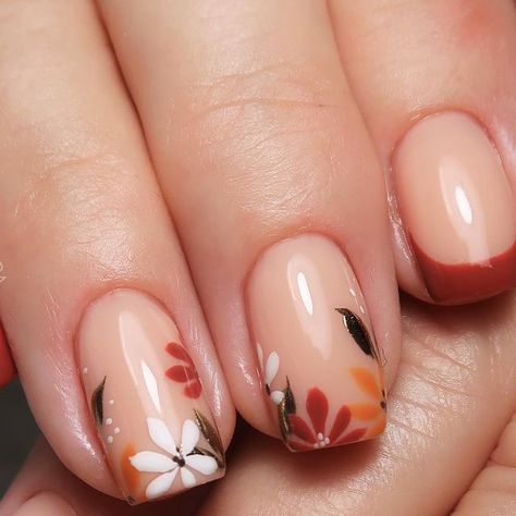 Fall Nail Art French Tips, Autumn Bride Nails, Bridesmaid Nails Autumn, Flower Pattern Nail Design, Minimal Fall Nail Design, Autumn Flower Nail Art, Fall Nails Leaves Design, Maroon Floral Nails, Thanksgiving Nails Short Gel