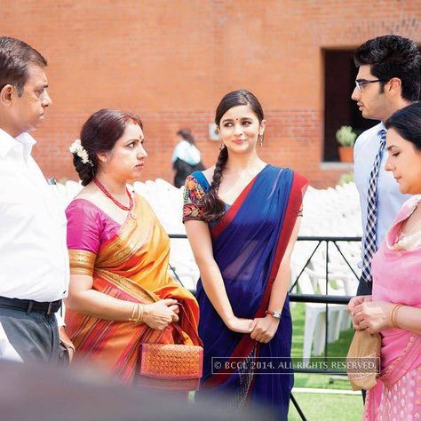 2 States #Bollywood 2 States Movie, Alia Bhatt Saree, 2 States, Alia And Varun, Movie Pictures, Behind The Scenes Photos, Simple Style Outfits, Wedding Movies, Arjun Kapoor