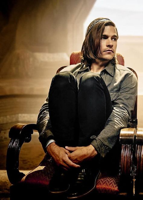 The Magicians Quentin, The Magicians Characters, Quentin Coldwater, Eliot Waugh, Jason Ralph, The Magicians Syfy, Nerd Fashion, Goth Beauty, A Chair