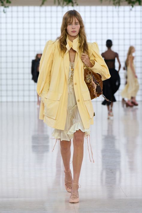 Chloe Spring/Summer 2025 - Chloe S25 - 15 Paris Street Style Spring, Chloe Fashion, Book Dress, Copenhagen Street Style, Elle Fashion, 2025 Fashion, Spring 2025, Vacation Inspiration, Street Style Trends