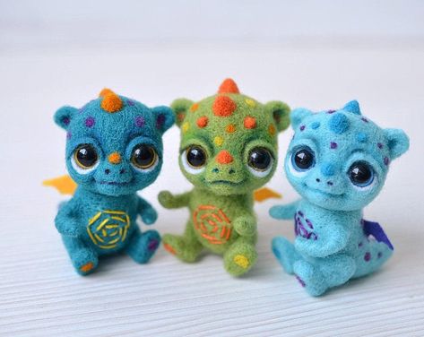 Needle felted toys & dolls от Fenekdolls на Etsy Tiny Chihuahua, Felt Sculpture, Felt Dragon, Felt Monster, Tiny Creatures, Tiny Dragon, Felt Finger Puppets, Fantastic Beast, Needle Felting Diy