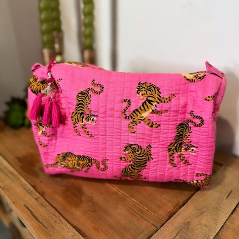 New!!!!! ⭐️⭐️⭐️⭐️The most adorable quilted cotton overnight bag, tote and matching makeup bags in the online shop! I am obsessed with these! Soooo adorable y’all ! 🩷🩷🎀🎀 Matching Makeup, Vinyl Style, Block Printed Fabric, Cosmetics Bag, Quilted Totes, Ikat Print, Block Printing Fabric, Printed Quilt, Makeup Bags