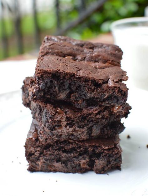 One bowl Gluten Free Brownie Recipe - caramel and cashews Gluten Free Brownie Recipe, Vegan Gluten Free Brownies, Gluten Free Brownie, Gluten Free Fudge, Gluten Free Brownies Recipe, King Arthur Gluten Free, Fudge Brownie Recipe, Dairy Free Brownies, Carrot Cupcake