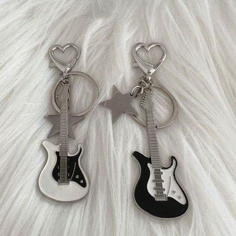 Y2k Guitar, Guitar Keys, Matching Keychains, Keychain Accessories, Car Key Ring, Punk Vintage, Celtic Knots, Chain For Women, Rock Punk