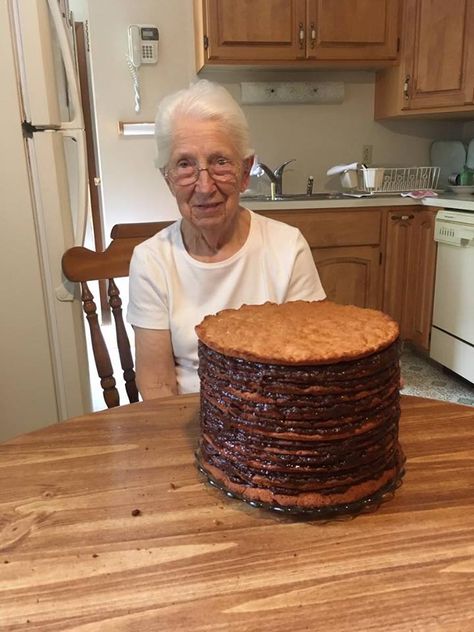 Southern Apple Cake, Old Fashioned Stack Cake Recipe, Kentucky Apple Cake, Stack Cake Old Fashioned, Apple Stack Cake Appalachian, Apple Stack Cake Old Fashion, Pinto Bean Cake 1955, Appalachian Desserts, Appalachian Recipes Tennessee