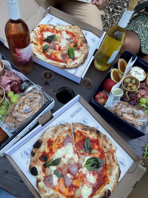 winery, wine tasting, pizza, picnic, charcuterie board, cute date ideas Date Charcuterie Board, Pizza Charcuterie Board, Wine Tasting Date, Picnic Charcuterie Board, Pizza Picnic, Pizza Date, Wine And Pizza, Pizza Birthday, Wine Picnic