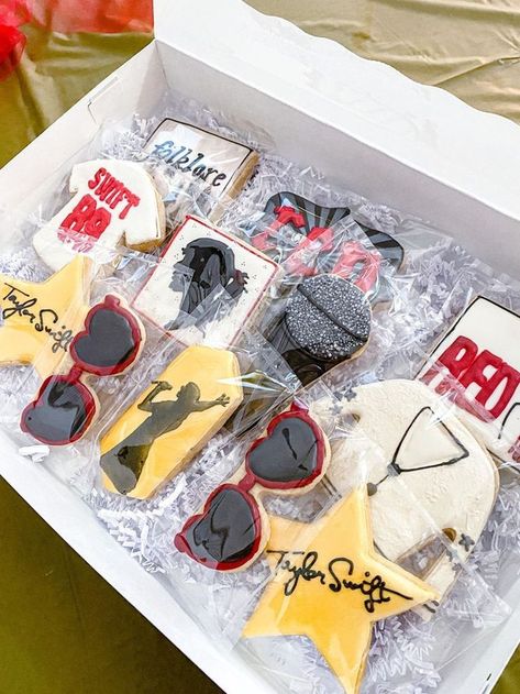 Gold And Black Decor, Taylor Swift Themed Birthday Party, Her Singer, Bolo Taylor Swift, Birthday Party Cookies, Bean Bake, Taylor Swift Cake, Taylor Swift Birthday Party Ideas, Red Birthday Party