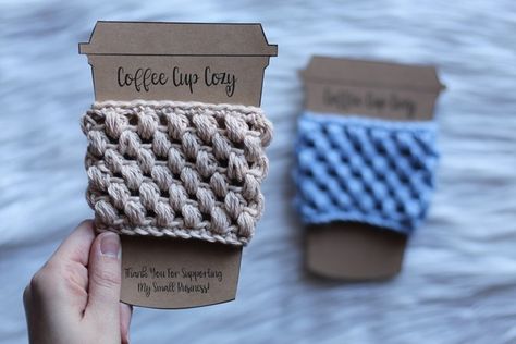 Free Printable Handmade Gift Tags - EverythingEtsy.com - Coffee Cup Cozy Coffee Cozy Pattern, Crochet Cup Coaster, Cup Cozy Crochet Pattern, Stitch Coffee, Coaster Patterns, Crochet Coffee Cozy, Crochet Coffee, Crochet Cup Cozy, Coffee Cup Cozy