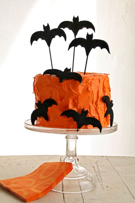 A perfectly easy Halloween cake.  HolidaywithMatthewMead.com Halloween Cakes Easy, Bat Cake, Pasteles Halloween, Bolo Halloween, Postres Halloween, Halloween Punch, Casa Halloween, Halloween Sweets, Halloween Cake