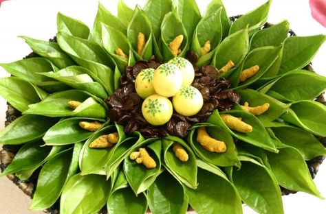 30 Betel Leaf Plate Decoration ideas to inspire you - Wedandbeyond Seeru Thattu Decoration, Betel Leaf, Thali Decoration Ideas, Plate Decoration, Leaf Plate, Wedding Gift Pack, Marriage Decoration, Wedding Gifts Packaging, Wedding Design Decoration