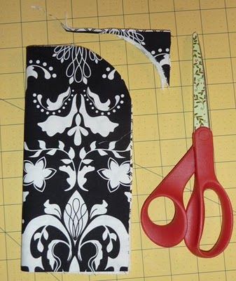 Vera Bradley Inspired Glasses Case Tutorial Sew Much Sunshine [to the square inch]: Eyeglass Cases Diy, Sew Eyeglass Cases, Eyeglass Cases Pattern, Fabric Eyeglass Cases, Holiday Hand Towels, Upcycle Diy, Diy Upcycle, Cases Diy, Small Sewing Projects