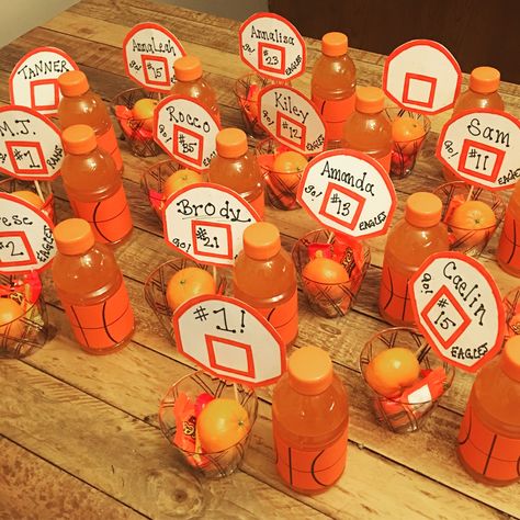 Basketball Game Day Snacks, Basketball Party Goodie Bags, March Madness Themed Snacks, Basketball Birthday Activities, Goodie Bags For Basketball Players, Basketball Snack Ideas, Basketball Party Favor Ideas, Basketball Party Snacks, Basketball Ideas Diy