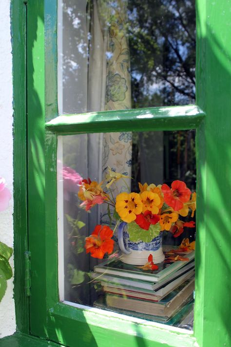 orange flowers on a windowsill which is painted green Flowers On The Windowsill, Flower Arranging Aesthetic, Painted Windowsill, Colourful Cottagecore, Dream Balcony, Colorful Studio, Flowers In A Pot, Cottage Cabinet, Windowsill Plants