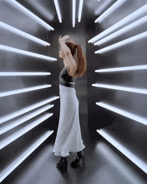 Video Portraits of Celebrities in a Neon Lights Tunnel at Vogue Met Gala – Fubiz Media Photo Opportunity Ideas Events, Met Gala Inside Photos, Tunnel Installation, Runway Lights, Futuristic Photoshoot, Tunnel Light Installation, Futuristic Tunnel, Video Portrait, Immersive Tunnel Experience