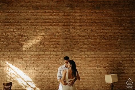 Brick wall engagement portrait with a chair, a lamp and Minas Gerais wedding photographer Alexandre Casttro Brick Wall Engagement Pictures, Brick Wall Wedding Photos, Brick Photoshoot, Brazil Couple, Brazil Wedding, Shoot Concept, Fam Pics, Engagement Portrait, Engagement Hairstyles