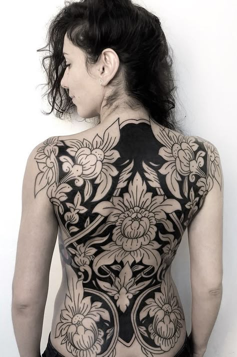 Floral Back Tattoos, Backpiece Tattoo, Cool Back Tattoos, Borneo Tattoo, Solid Black Tattoo, Beautiful Tattoos For Women, Back Piece Tattoo, Blackout Tattoo, Muster Tattoos