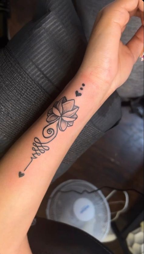 Arm Tat Ideas For Women, Flower Side Arm Tattoo, Front Chest Tattoo Female, Unique Forearm Tattoos For Women, Cute Forearm Tattoos For Women, Small Forearm Tattoos For Women, Rib Tattoos For Women Unique, Forearm Tattoo Women Sleeve, Baddie Forearm Tattoos