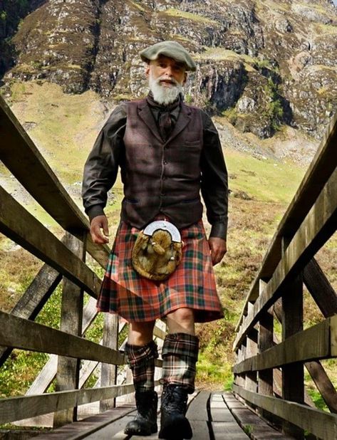 Kilt Men Fashion, Traditional Scottish Clothing, Kilt Fashion, Irish Kilt, Scotland Men, Outlander Knitting, Scottish Clothing, Scottish Man, Kilt Outfits