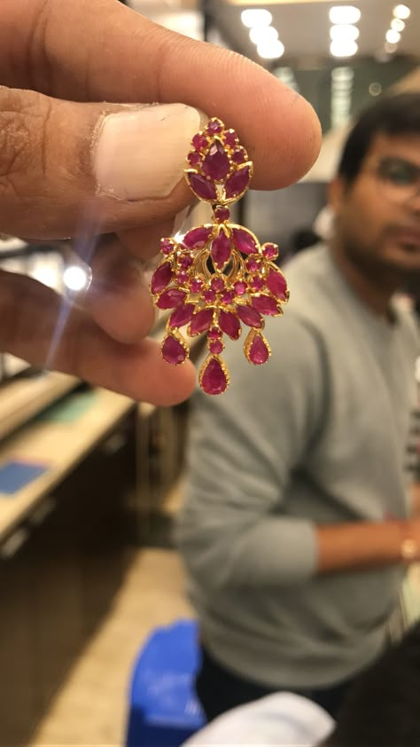 Kempu Earrings Gold, Ruby Necklace Designs, Gold Jewelry Prom, Gold Earrings Indian, Gold Earrings Models, Beautiful Gold Necklaces, Gold Jewelry Simple Necklace, Gold Bridal Jewellery Sets, Gold Necklace Indian Bridal Jewelry