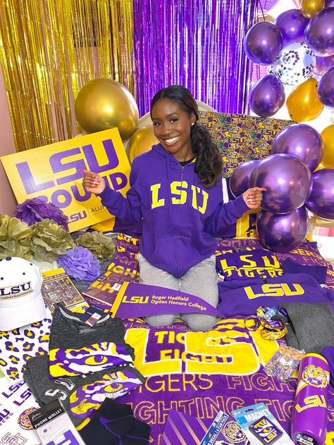 Decision Day Photoshoot Lsu, Lsu Decision Day, Bed Party College Lsu, Lsu College Bed Party, Lsu Grad Party, Lsu Pictures, Lsu Graduation Party, College Acceptance Photoshoot, College Reveal Photoshoot