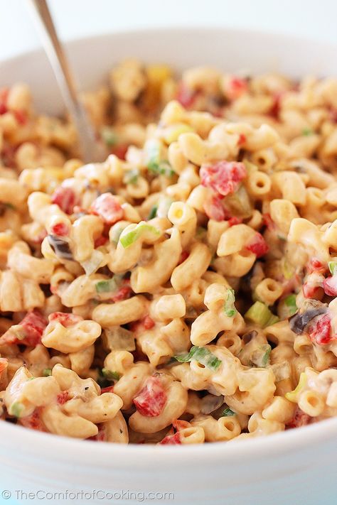 Best-Ever Creamy Macaroni Salad Recipe ~ Says: This simple salad is perfectly creamy, tangy and full of flavor, with a little spicy-sweet kick... Absolutely the BEST! Spicy Macaroni Salad, Macaroni And Cheese Salad, Macaroni Salads, Creamy Macaroni Salad, Spicy Pickles, Macaroni Salad Recipe, Wheat Pasta, Cold Salad, Whole Wheat Pasta