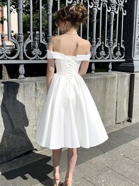 Simple Short Wedding Dress, Wedding Dresses 90, Gown With Pockets, Wedding Dress Satin, Short White Dress Wedding, Knee Length Wedding Dress, Satin Wedding Gown, Mini Wedding Dresses, Wedding Reception Dress