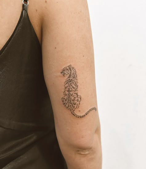 Leopard Wrist Tattoo, Dainty Jaguar Tattoo, Line Work Lion Tattoo, Fine Line Jaguar Tattoo, Pretty Tiger Tattoo, Cheetah Arm Tattoo, Simple Cheetah Tattoo, Zookeeper Tattoo, Fine Line Leopard Tattoo