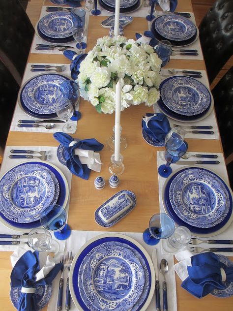 Spode Blue Italian Tablescape, Spode Christmas Table Settings, Casual Tablescape, Casual Dinner Table, Blue And White Tablescapes, Blue Table Settings, Blue And White Dinnerware, Colorful Table Setting, White Table Settings