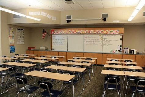 A study of school design has discovered that school layouts can influence a child's development by as much as 25 percent -- positively or negatively -- over the course of an academic year. Uk Classroom, Classroom Seating Arrangements, School Emergency Kit, Classroom Decor High School, Classroom Seating, Classroom Decor Themes, Classroom Design, And Just Like That, Learning Spaces