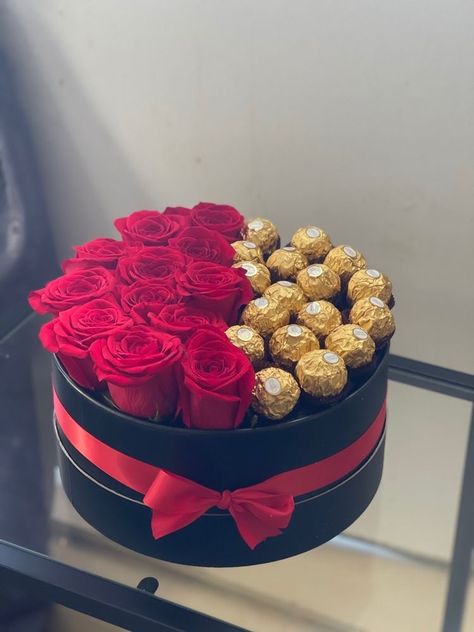 Flower And Candy Arrangements, Box With Flowers And Chocolate, Chocolate And Flowers Gift Boxes, Chocolate Hamper Ideas Gifts, Valentines Hamper, Cadeau St Valentin, Candy Arrangements, Food Bouquet, Chocolate Bouquet Diy