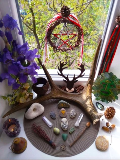 Beltane Altar Ideas, Beltane Alter, Wicca Altar Ideas, Cernunnos Altar, Pagan Altar Inspiration, Wiccan Altar Ideas, Witch Altar Inspiration, Beltane Aesthetic, Beltane Altar