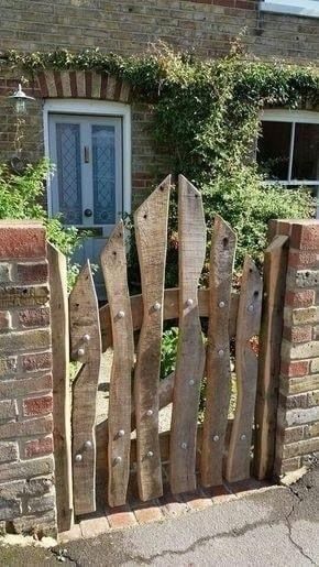 Wooden Garden Gate, Garden Gates And Fencing, Garden Gate Design, Nice Garden, Creative Garden Decor, Build Yourself, Front Gates, Wooden Fence, Garden Gate