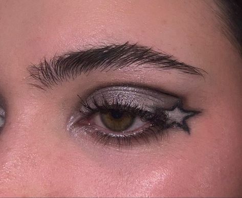 i on X: "https://t.co/ySMtPNyLne" / X Simple Black And Silver Eyeshadow, Black Eyeliner And Eyeshadow, Black Grey Eye Makeup, Black N Silver Makeup, Black And Silver Star Makeup, Black Concert Makeup, Star Eyeliner Stamp Looks, Star Makeup Hooded Eyes, Grungey Smokey Eye Makeup