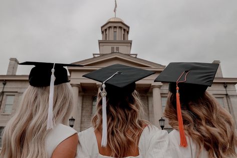 Graduation Photo Shoot With Friends, Graduation Trio Pictures, Three Person Graduation Pictures, Best Friend Graduation Pictures Colleges, Three Friends Graduation Pictures, College Cheer Graduation Pictures, 3 People Graduation Pictures, 3 Person Graduation Pictures, College Graduation Pics With Friends