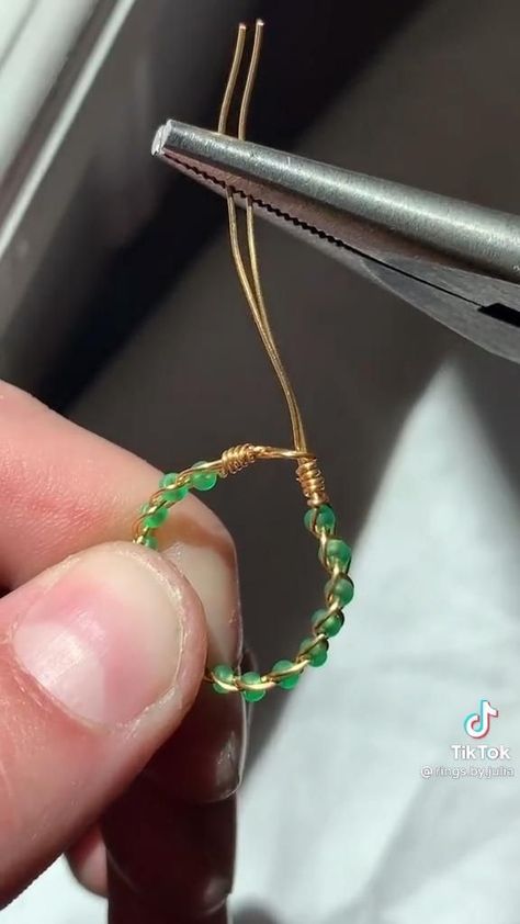 Wire Rings Beads, How To Make Rings Out Of Wire And Beads, Rings Aesthetic Handmade, Bead And Wire Ring, Aesthetic Rings Diy, Ring Ideas Diy Bead, Homemade Jewelry Tutorial, Aesthetic Handmade Bracelets, Handmade Wire Rings Tutorial