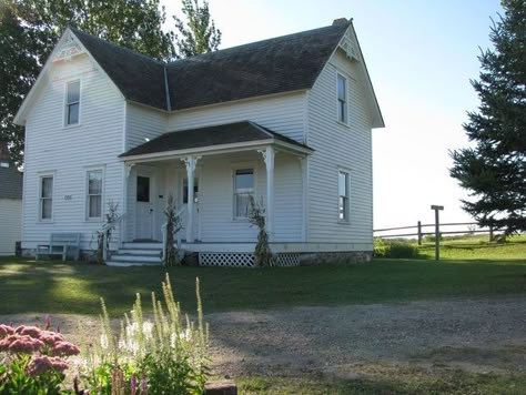 Minnesota Farmhouse, 1900s Farmhouse, 1900 House, 1900 Farmhouse, Unusual Houses, Farmhouse Victorian, Farmhouse Architecture, Rose House, Antebellum Homes