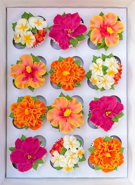 Hawaiian Flower Cupcakes, Hawaiian Cupcakes Ideas, Hibiscus Cupcakes, Tropical Cupcakes, Cupcake Flowers, Cupcake Piping, Baby Shower Sweets, Orange Cupcakes, Debut Ideas