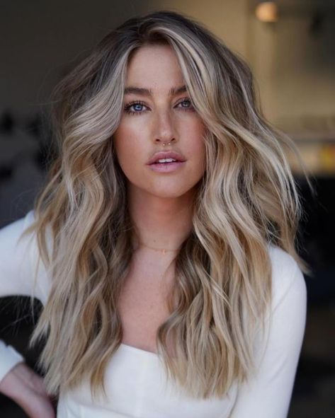 Honey Blonde Hair with Face-Framing Highlights Light Brown Hair With Blonde Face Frame, Blonde In Front Face Framing, Blonde In Front, Blonde Highlights With Lowlights, Blonde Highlights Ideas, Face Framing Highlights, Icy Blonde Highlights, White Blonde Highlights, Framing Highlights