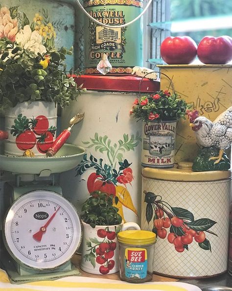 Decorating With Vintage Tins, Vintage Vignettes Flea Markets, Market Booth Decor, Cottage Character, Decorating With Flea Market Finds, Vintage Kitchen Display, Decorating With Antiques, Nashville Flea Market, Junk Garden