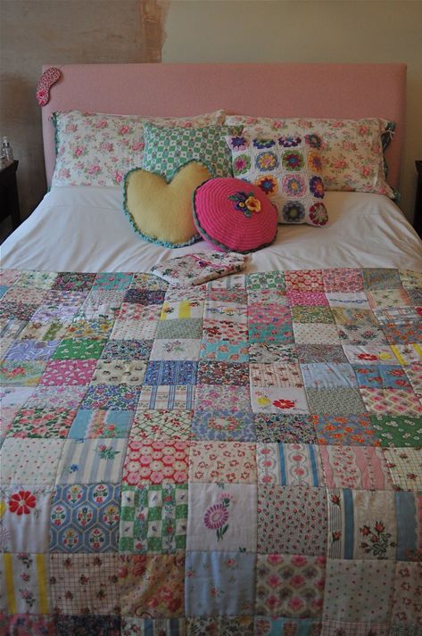 Pretty Bedding, Pretty Quilt, Décor Boho, Patch Quilt, Scrappy Quilts, Home Remodel, Easy Quilts, Quilting Crafts, Scrap Quilts