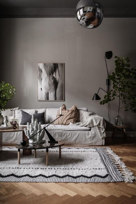 5 moody, dark grey living rooms for a stylish and warm space - DIY home decor - Your DIY Family Moody Scandinavian, Monochrome Room, Dark Grey Living Room, Dark Grey Rooms, Grey Wall Color, Dark Ceiling, Dark Grey Paint, Grey Interior Design, Scandinavian Apartment