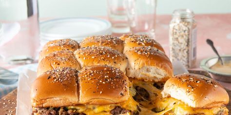 Ree Drummond Cheeseburger Sliders, Pioneer Woman Hamburger Sliders, Ground Beef Recipes For Dinner Pioneer Woman Hamburger Soup, Pioneer Woman Cheeseburger Sliders, Sliders Cheeseburger, Slider Burgers, Olive Cheese Bread, Easy Sliders, Superbowl Foods