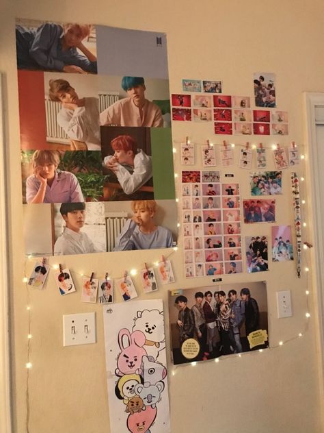 Army Decor Room, College Dorm Room Ideas Kpop, Army Room Decor Aesthetic, Bts Army Room Aesthetic, Bts Decoration Ideas, Bts Poster Room Decor, Army Bts Room Ideas, Bts Wall Decor Ideas, Kpop Room Aesthetic Bedrooms