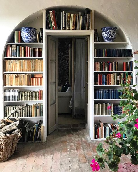 Interior design • Instagram Corner Bookshelves Living Room, Round Bookshelf, Door Arch, Bookshelf Door, Interior Design Instagram, Bookshelf Inspiration, Built In Shelves Living Room, Moody Decor, Corner Bookshelves