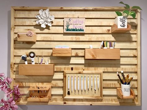 Wooden wall with rearrangeable holders for Cricut and craft tools- designed and made by Liny Slat Wall Craft Room Ideas, Wood Wall Organizer, Slat Wall Craft Room, French Cleat Craft Room, Slat Wall Organization Craft Rooms, Diy Slatwall Display, Slat Wall Storage, Small House Hacks, Wall Organizer Diy