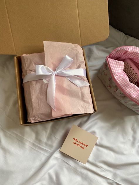 Present Box Aesthetic, Coquette Packaging, Cute Gift Packaging Ideas, Cute Gifts Aesthetic, Coquette Wrapping, Gift Wrapping Aesthetic, Packages Aesthetic, Envelope Gift, Gift Wrapping Inspiration