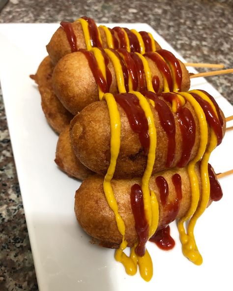 Deliciosas banderillas de salchicha Corn Dogs, Friends Poses, Snacks